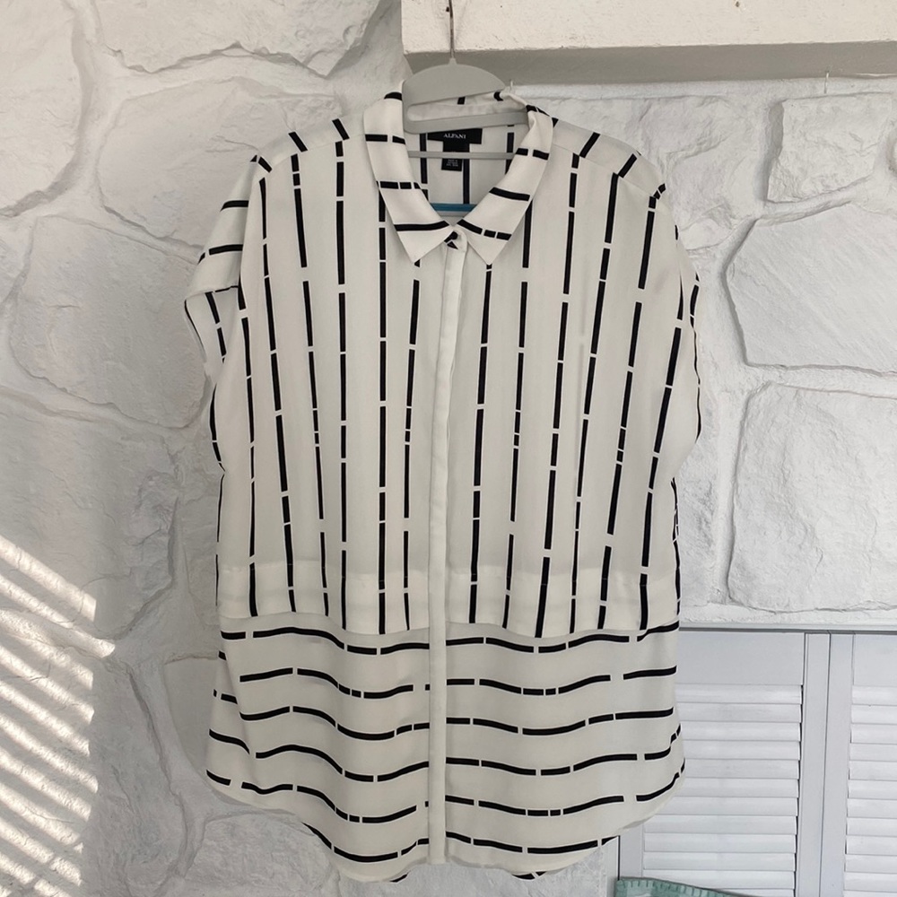 Alfani designer black white blouse sleeveless hidden front buttons, Collar